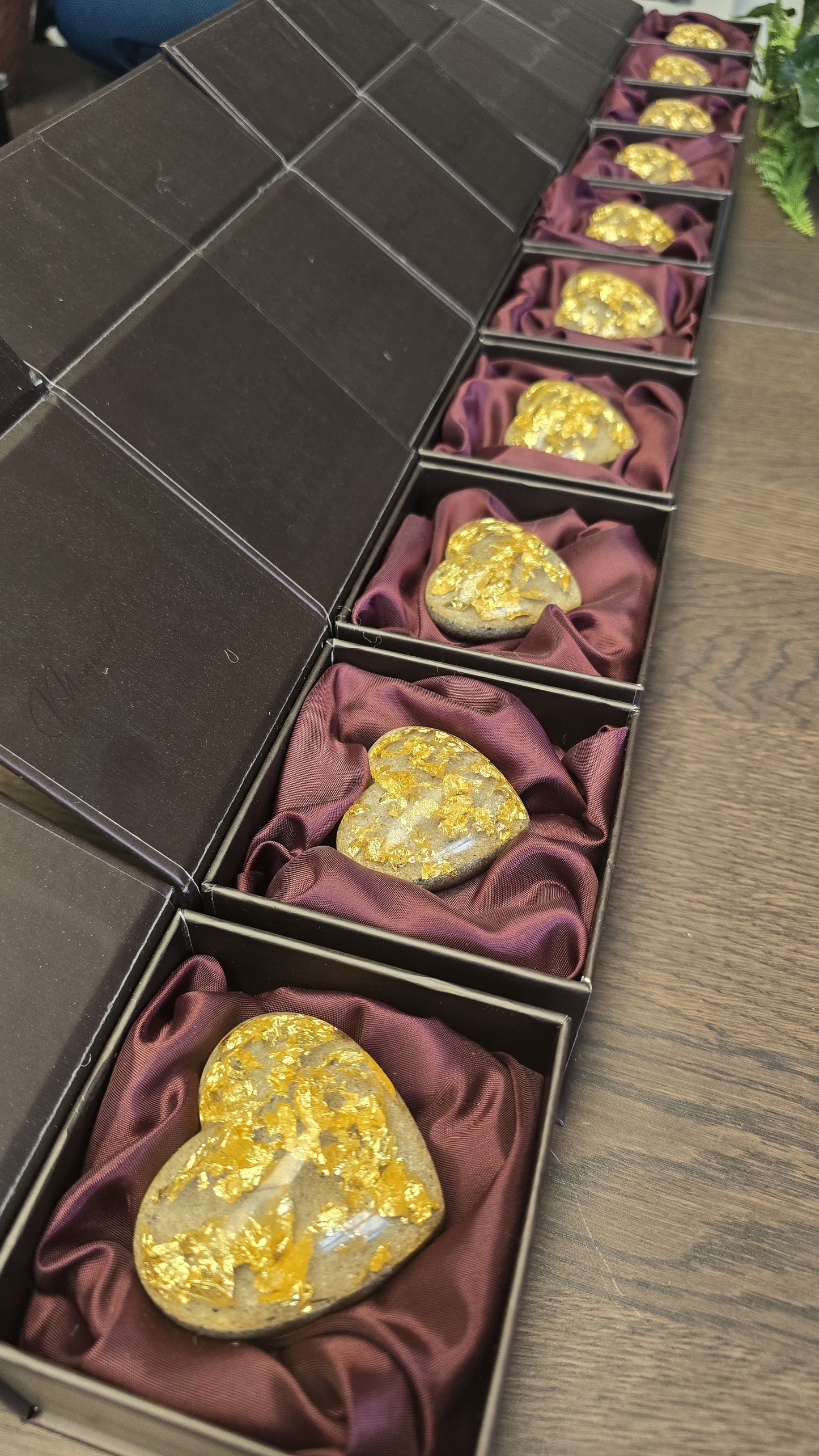 Één of meerdere extra Harten met bladgoud/zilver, uit dezelfde As